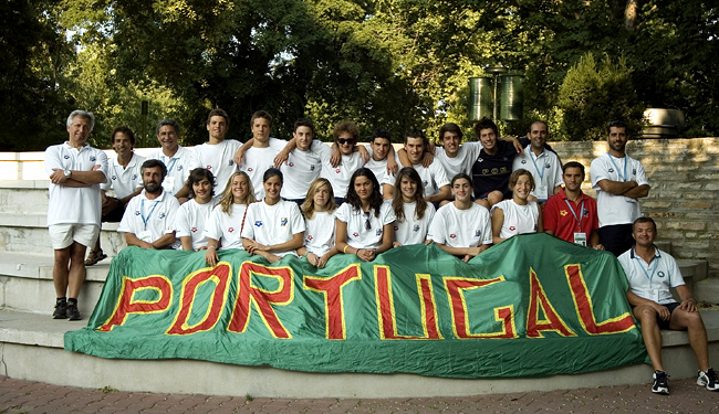 Equipa de Juniores com seus treinadores e o Presidente da Federação Portuguesa de Natação.  Budapeste campeonato Europeu 2005.